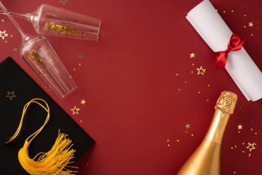 Tematik bir diploma, mezuniyet şapkası, altın şampanya şişesi ve kırmızı arkaplanda şenlikli konfeti unsurlarıyla heyecanlı bir mezuniyet anını kutlayalım.