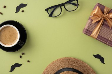 Babalar gününü kutlayan düz kompozisyonda kahve fincanı, hediye paketi, hasır şapka, bardaklar ve zeytin yeşili arka planda dekoratif elementler yer alıyor.