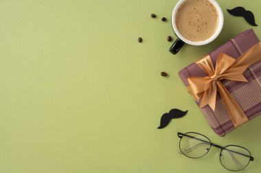 Yeşil bir arkaplanda hediye paketi, kahve fincanı, gözlük ve bıyık dekoru ile yeşil bir arkaplanda kutlama ve duygular taşıyordu.