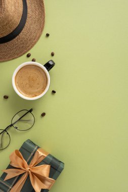 Kahve fincanı, hasır şapka, bardaklar, hediye kutusu ve kakao çekirdekleri içeren şık dikey dekorlar.