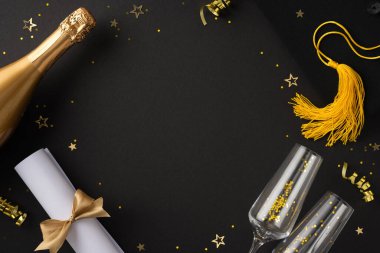 Mezuniyet temalı kompozisyonda şampanya, sarılmış bir diploma ve kutlama ortamında şenlik süslemeleri yer alıyor.