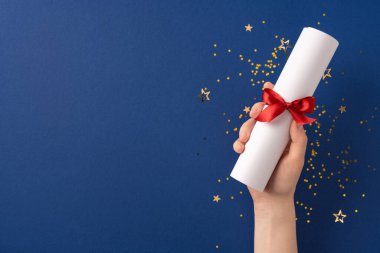 Mavi seyahat çantası ve açık mavi arka planda kırmızı bir ilk yardım çantası.