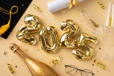 Altın balonlar ve mezuniyet eşyaları 2025 yılı kutlamaları için düzenlendi, neşe ve başarı çağrıştırıyor.