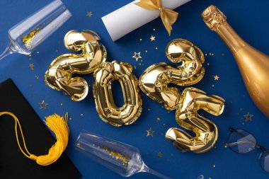 Mezuniyet balonlarıyla çevrili altın 2025 balonlar ve mavi arka planda kutlama temalı nesneler.