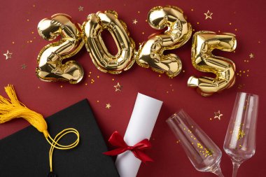 Kırmızı arka planda altın balonlar, şapka, diploma ve gözlük gösteren mezuniyet konsepti