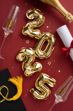 Yıl 2025 'i oluşturan altın dikey folyo balonları mezuniyet ve kırmızı üzerine kutlama temalı süslemeler
