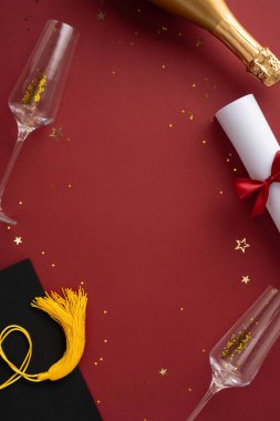 Diploma, şampanya ve konfetilerin yer aldığı bir mezuniyet kutlamasını resmeden şenlikli dikey bir düzenleme.