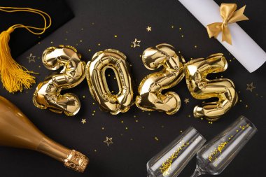 Mezuniyet için 2025 yılının şenlikli altın dekoru, balonlar ve aksesuarları içeriyor