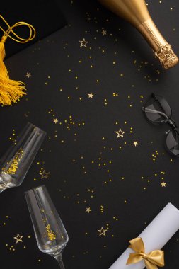 Mezuniyet eşyaları, kutlama süslemeleri, şampanya ve kadehler şık bir şekilde dikey düzenlensin.