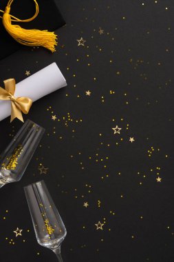 Siyahi mezuniyet şapkası, altın konfeti, kurdeleyle sarılmış bir diploma ve şampanya bardakları, akademik başarıyı ve neşeli anları simgeleyen dikey stil bir kutlama..