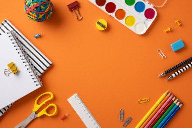 Canlı kırtasiye malzemeleri ve portakallı sanat malzemeleriyle okula ya da ofis masasına dönmek.