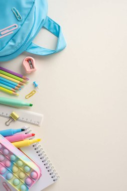 Kalemler, keskinleştirici ve renkli bir kalem kutusu gibi okul dikey kırtasiyesinin resmi