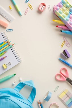 Renkli kırtasiye ve okul malzemelerinin düzenli dikey koleksiyonu, akademik ve yaratıcı ihtiyaçlar için mükemmel.