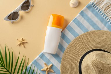 Yaz için gerekli şeyler. Güneş kremi, hasır şapka ve güneş gözlüğü. Plaj günleri için mükemmel.