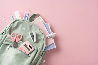 Okulun temel gereksinimleri: Sırt çantasındaki makas, zımba, hesap makinesi ve defterler.