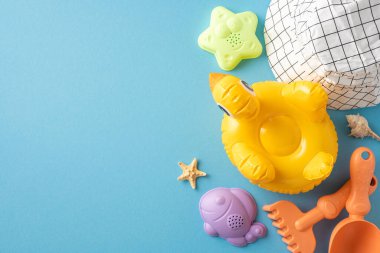 Renkli plastik plaj oyuncakları ve çocukların yaz tatili eğlencesi ve seyahat şapkası.