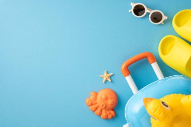 Yaz tatilindeki çocuklar için sevimli ve neşeli yaz seyahatleri. Güneş gözlüğü, sandalet ve oyuncaklar da dahil.