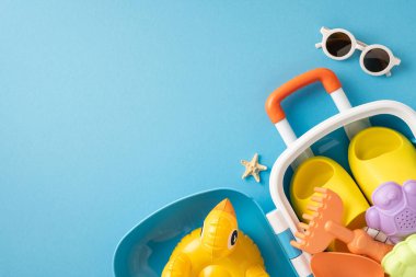 Parlak arka planda plaj oyuncakları ve yaz aksesuarları koleksiyonu, yaz eğlencesini ve rahatlamayı sembolize ediyor.