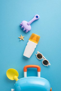 Güneş gözlüğü, güneş kremi ve plaj oyuncakları gibi temel yaz seyahati malzemelerinin düz yatışı