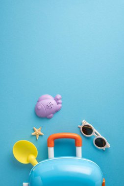 Çocuklarla yaz seyahati için renkli, dikey bir set.