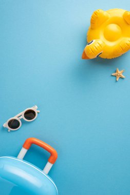 Tatil ve rahatlamayı sembolize eden hareketli renklere sahip düz yaz seyahati öğeleri