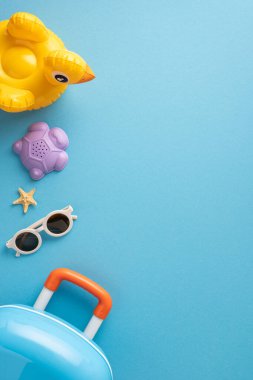 Çocukların seyahat eşyalarının ve mavi arka planda plaj esaslarının yer aldığı hareketli yaz temalı resim