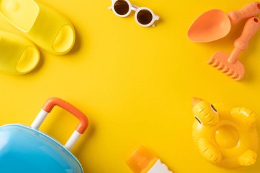 Sarı renkte sergilenen çocuklar için renkli yaz temalı eşyalar. Seyahat ve tatil tasarımları için ideal