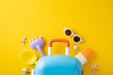 Renkli çocuklar, yaz havası ve plaj tatili için bavul, güneş gözlüğü, oyuncak ve güneş kremi içeren parlak sarı bir arka planda seyahat ederler.