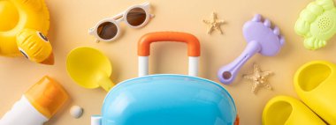 Renkli yaz yolculuklarının temel ihtiyaçları ve plaj oyuncakları pastel bir arka planda yaratıcı bir şekilde düzenlenmiştir.