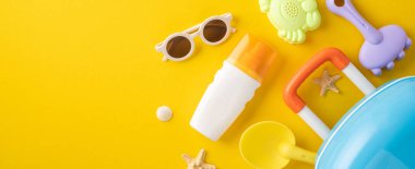 Yaz tatilleri için plaj oyuncakları, güneş gözlüğü ve güneş kremi içeren parlak sarı arka plan