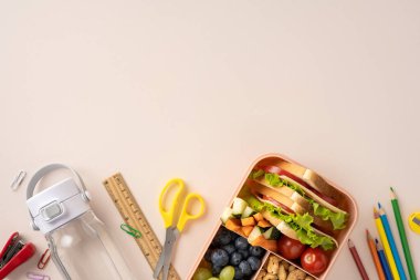 Okul malzemelerinin yanında sandviç, sebze ve meyve de var.