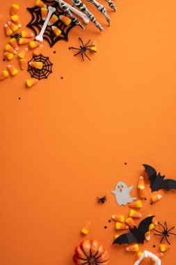 Cadılar Bayramı dikey dekorasyonları turuncu arka planda, balkabakları, iskelet eller, örümcek ağları ve şekerler yer almaktadır.