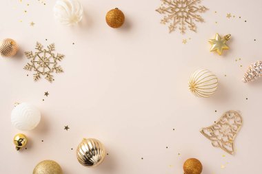 Kar taneleri, yıldızlar ve çanlar da dahil olmak üzere altın ve beyaz Noel süsleri bej bir arka planda yaratıcı bir şekilde düzenlenerek lüks ve şenlikli bir tatil atmosferi sunuluyor.