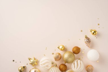 Yıldızlar ve ışıltılarla nötr bir zemine saçılmış altın ve beyaz süslü süsler.