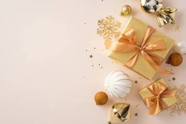 Altın sarısı Noel hediyeleri ve dekorasyonlar şenlikle düzenlenir, sıcaklık ve tatil ruhunu çağrıştırır.