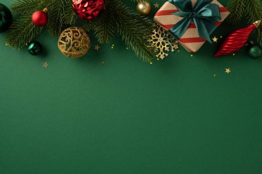 Noel süslemeleri, hediye paketleri ve yemyeşil dallar içeren tatil arka planı.