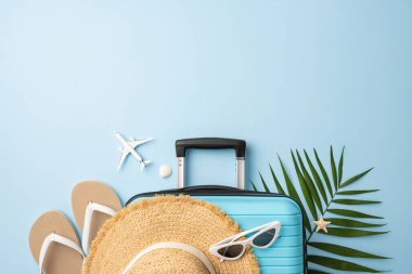 Seyahat malzemeleri arasında bavul, şapka, güneş gözlüğü ve tatil sembolleri de var.