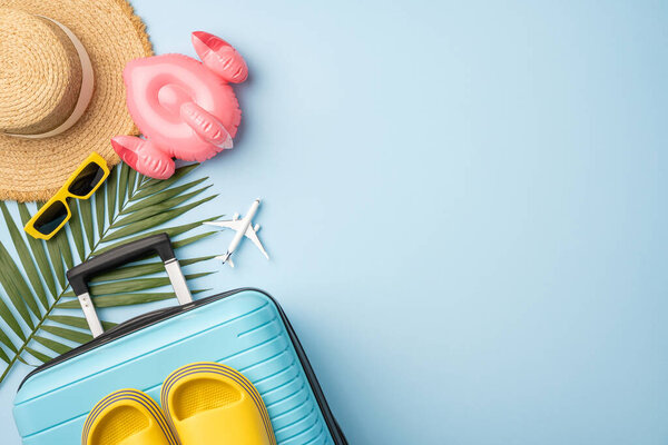 Яркие летние предметы для путешествий, включая чемодан, пальмовый лист и аксессуары