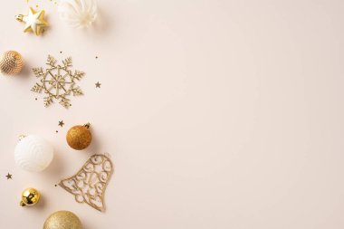 Noel süsleri altın ve beyazla süslenir yumuşak bir bej arka plan süslenir ve şenlikli bir ortam yaratır. Yıldızlar, kar taneleri ve takılar, bayram kutlamalarının neşe ve zarafetini çağrıştırıyor.