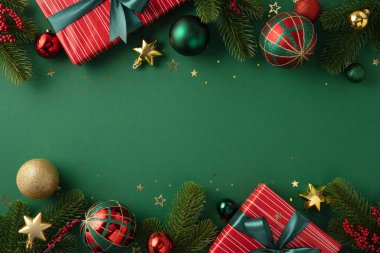 Dekoratif süslerin, hediye kutularının ve mevsimlik bir arkaplanda çam dallarının yer aldığı güzel bir tatil sahnesi.