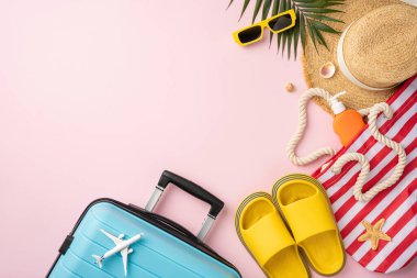 Güneşli bir sahil kaçamağı için bavul, sandalet ve aksesuar gibi temel malzemelerle hazırlanıyor.