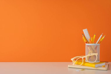 Sabit bir düzenleyici ve temel malzemelerin yer aldığı turuncu bir arkaplanı olan çalışma alanı