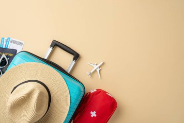 Bir şapka, mavi bavul, pasaport ve oyuncak uçak içeren düz bir seyahat aksesuarı, yaz tatilinin esaslarını sembolize ediyor ve yeni varış noktalarını hazırlıkla ve heyecanla keşfederek güvenli bir şekilde seyahat ediyor.