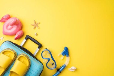 Yaz tatilinde bavullar, sandaletler, şnorkelle yüzme ekipmanları ve deniz yıldızlarıyla seyahat çağrıştırıyor.