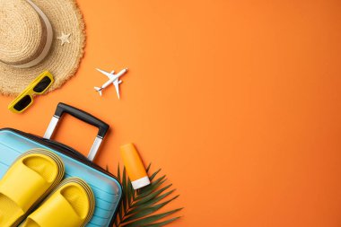 İçinde bavul, şapka, güneş gözlüğü, sarı ayakkabı, oyuncak uçak, güneş kremi ve palmiye yaprağı bulunan renkli bir düzenleme. Güneşli bir yaz tatiline hazırlanmanın ve planlamanın mükemmel bir temsili.