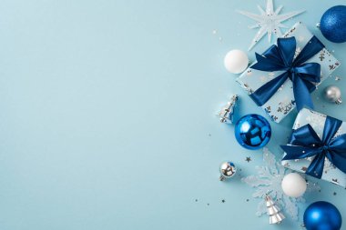 Mavi kurdeleli güzel Noel hediyeleri ve bayram süsleri şenlikli bir ortam yaratır.