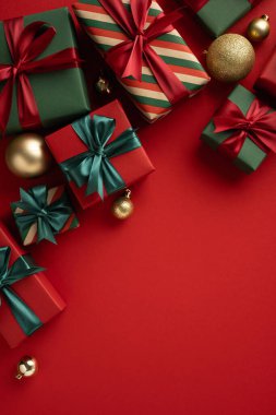 Renkli dikey hediye kutuları, süslü püslü süslemelerle süslenmiş, şenlikli bir Noel havası taşıyan.