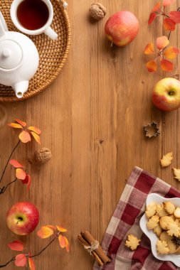Sıcak tonlu dekor, çay, elma ve kurabiyelerin yer aldığı rahat bir sonbahar havası. Sıcak ve davetkar mevsimsel bir atmosferi vurgular, sonbahar esinlenilmiş tasarımlar ve içerikler için mükemmeldir