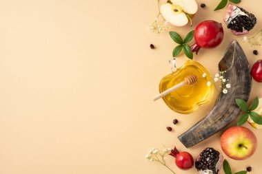 Rosh Hashanah ürünleri bal, elma, nar ve Yahudi Yeni Yılı 'nı sembolize eden dekoratif bir şalgam içerir.