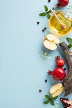 Elma, bal, nar ve şenlikli aksanlar, Rosh Hashanah 'ın Yahudi Yeni Yılı dikey kutlamalarını sembolize eder.